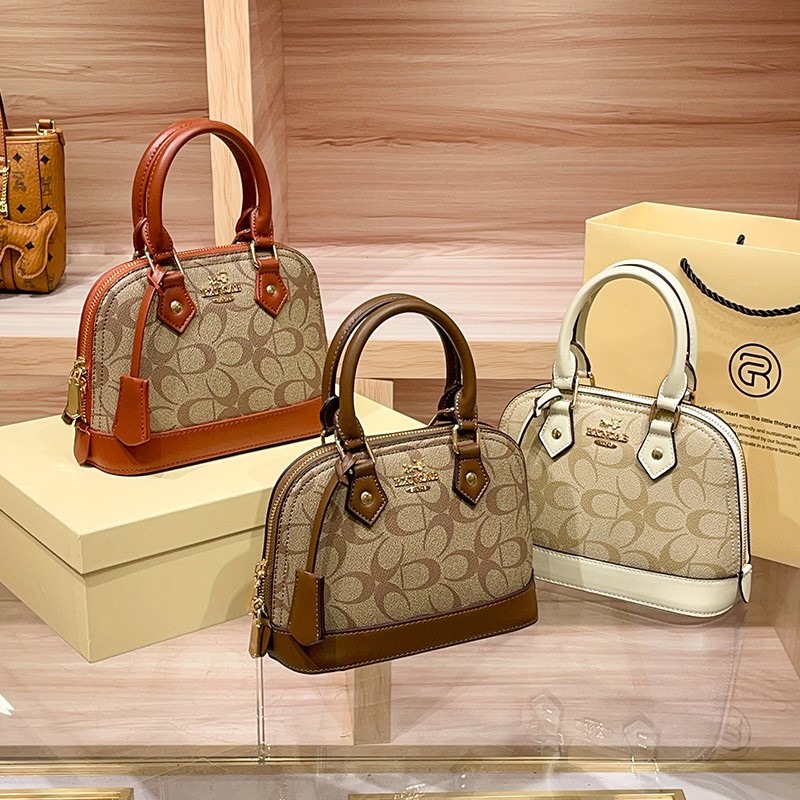 Borsa a Conchiglia da Donna di - Luxury Bags Trend 2025 recensione e prezzo