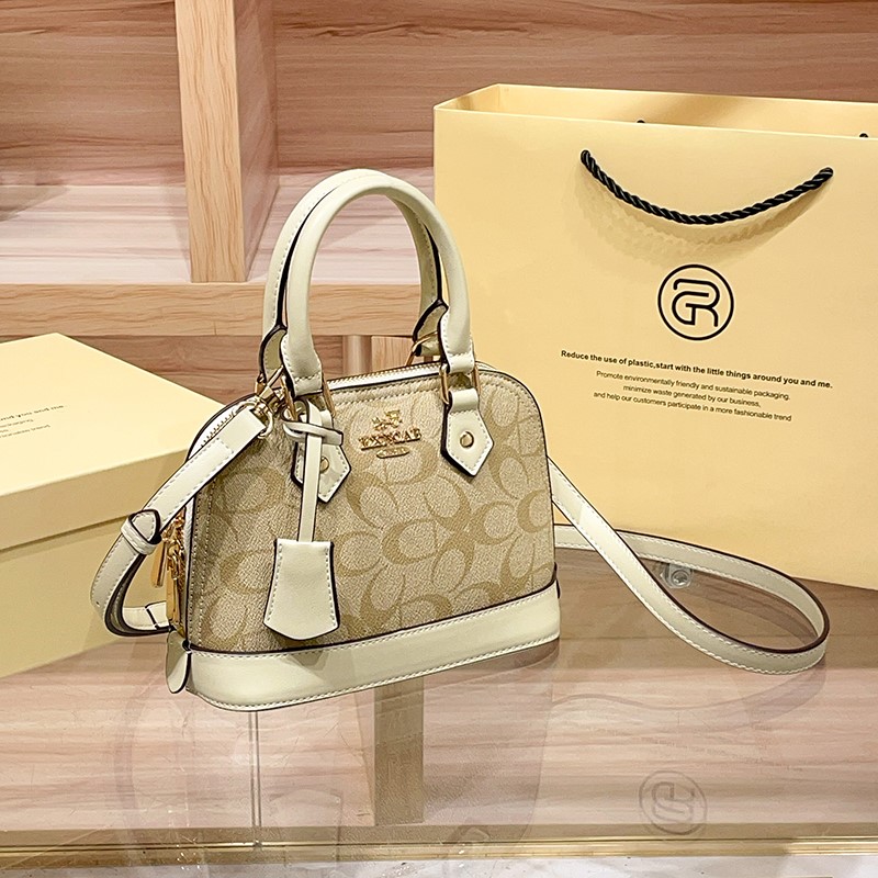 Borsa a Conchiglia da Donna di - Luxury Bags Trend 2025 recensione e prezzo